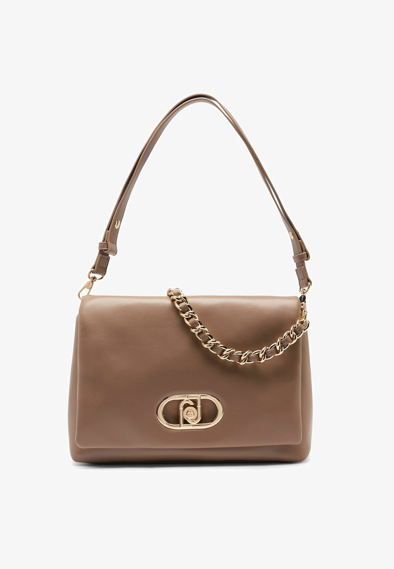 Borsa a mano in pelle marrone con una texture liscia, caratterizzata da un dettaglio in catena dorata e una chiusura con logo. Tracolla regolabile inclusa.