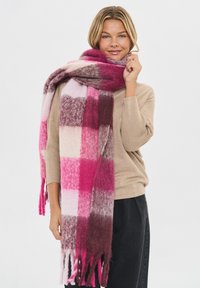 Stor ternet tørklæde med nuancer af pink, burgundy og creme. Lavet af et blødt materiale med frynser i kanten og en struktureret overflade.