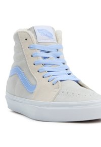 Höga sneakers i ljusgrå mocka med blå accenter, med platta snörning, sömnadsdetaljer och en gummisula. Inuti är de fodrade med mjukt tyg.