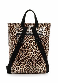 Rucksack im Leopardenmuster aus glänzendem Material, ausgestattet mit verstellbaren schwarzen Trägern und einer Fronttasche mit Reißverschluss. Quadratische Form mit zwei oberen Tragriemen.