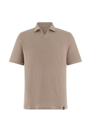 Polo beige a maniche corte con scollo a V e colletto, con una piccola etichetta nera con la lettera B sull'orlo inferiore.