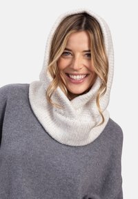 Dzianinowy, jasnoszary kapturek z miękkim, teksturowanym wykończeniem i przytulnym fasonem. Tkanina ma zróżnicowaną, mieszankową kolorystykę.