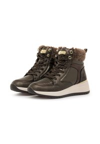 Zapatillas altas marrones con un collar de pelo sintético, acentos metálicos, materiales de malla y cuero, y una suela de goma texturizada.