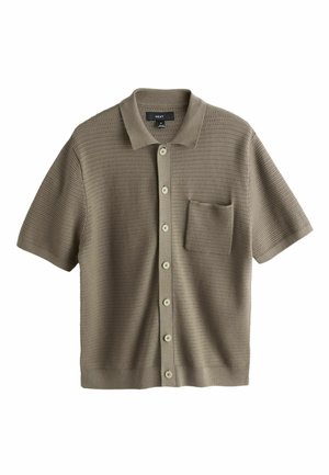 Barna rövid ujjú kötött galléros póló elülső gombokkal és mellzsebbel, texturált csíkos mintával és hajtott gallérral.