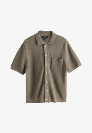 Barna rövid ujjú kötött galléros póló elülső gombokkal és mellzsebbel, texturált csíkos mintával és hajtott gallérral.