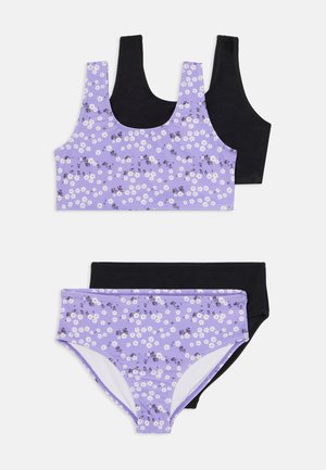 Dva kompleta spodnjega perila: lilast braletka s cvetličnim vzorcem in ustrezni bikini ter enobarvna črna braletka in bikini. Gladka tekstura, sproščen dizajn.