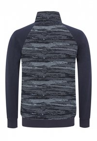Felpa navale con colletto alto, caratterizzata da un motivo orizzontale grigio testurizzato sulla parte posteriore. Maniche lunghe con polsini a coste.