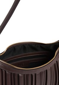 Borsa a spalla sintetica marrone con esterno plissè, zip dorata e rivestimento in tessuto nero. Presenta tasche interne per l'organizzazione.