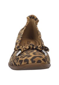 Escarpin à imprimé léopard en marron et noir, fabriqué en matériau doux avec une forme arrondie, un nœud décoratif et des accents métalliques à l'avant.