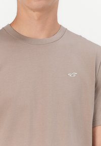Hollister Co. ICON CREW - Paprasti marškinėliai - brown