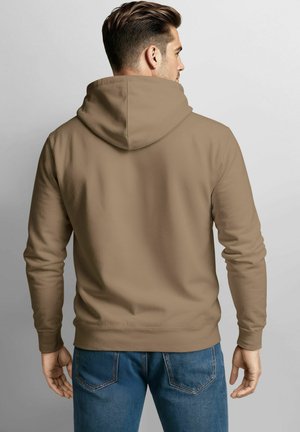 Brauner Hoodie mit Kordelzug, glatter Textur und Kängurutasche, kombiniert mit blauen Jeans mit klassischem Taschendesign.