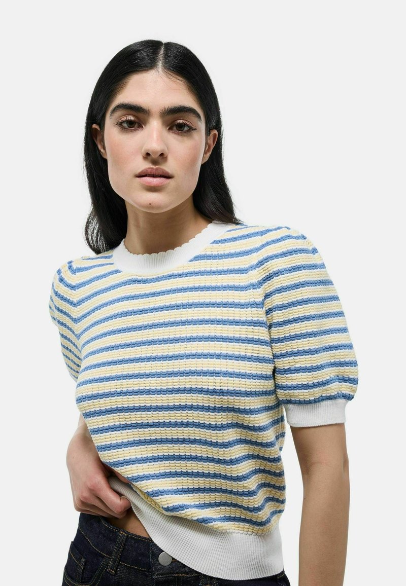 Pull tricot à manches courtes en rayures blanches, jaunes et bleues. Présente un tissu texturé avec un col en dentelle et un ourlet côtelé.