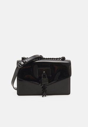 Sac à main en cuir verni noir de forme rectangulaire, avec fermeture à clapet, une bandoulière amovible et un détail de charme décoratif.