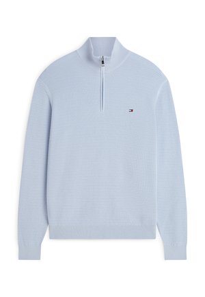 Pull-over tricoté bleu clair avec col à fermeture éclair au quart, manches longues, poignets et ourlet côtelés, et petit logo Tommy Hilfiger sur la poitrine.