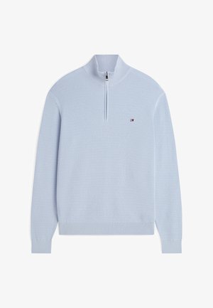 Pull-over tricoté bleu clair avec col à fermeture éclair au quart, manches longues, poignets et ourlet côtelés, et petit logo Tommy Hilfiger sur la poitrine.