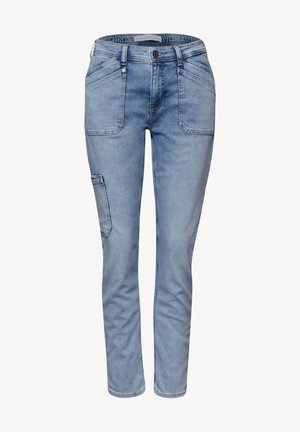 Pantalon cargo en denim bleu clair avec poches plaquées à l'avant, une poche latérale sur la jambe gauche, fermeture à boutons et passants pour ceinture.