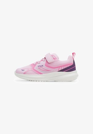 Roze en paarse kindersportschoen met witte zool, mesh bovenwerk, klittenbandsluiting en FILA-logo aan de zijkant.