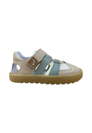 Sandalia infantil beige y azul claro con paneles de malla, tira ajustable de velcro y suela de goma texturizada.