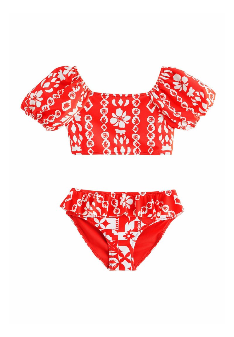 Czerwony bikini w kwiatowy wzór z bluzką z bufkami i falbanami na dole, wykonane z gładkiego materiału z odważnym białym wzorem.