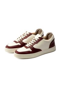 Weiße Ledersneaker mit burgunderfarbenen Akzenten, ausgestattet mit einer perforierten Zehenbox, flachen Schnürsenkeln, gepolstertem Kragen und einer strukturierten cremefarbenen Gummisohle.