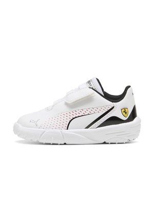 Hvid Puma-sneaker med rød prikket design, sorte accenter, velcro-rem og gul Ferrari-logo på hælsiden.