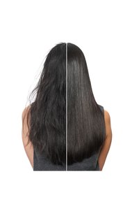 Due texture di capelli affiancate: il lato sinistro è crespo e ondulato, il lato destro è liscio e dritto. Colore scuro in tutto, lunghezza fino alle spalle.