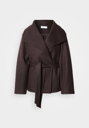 Tummanruskea kietaisutakki, joka on valmistettu villasekoitteesta. Takissa on leveä kaulus, pitkät hihat, yhteensopiva vyö ja saumatonta viimeistelyä.