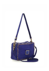 Borsa a tracolla in pelle blu vivace, con forma rettangolare, dettagli con borchie dorate lungo i bordi e tracolla rimovibile.
