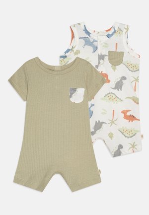 Două salopete pentru bebe: una de culoare verde măsliniu, din material ribbed, cu mâneci scurte, și una albă cu imprimeu colorat cu dinozauri, având închidere cu capse.