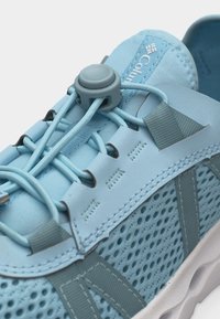 Αθλητικό παπούτσι από γαλάζιο πλέγμα με ελαστικά κορδόνια και κούμπωμα-toggle, διακοσμημένο με ραμμένα επικαλύμματα και λογότυπο Columbia στη γλώσσα.