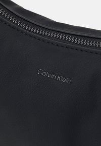 Calvin Klein SOFT MEDIUM TOTE - Handväska - black