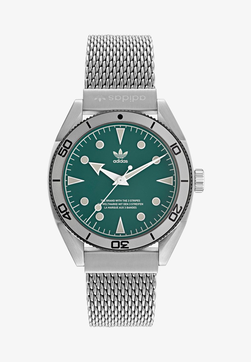 Zegarek ze stali nierdzewnej z turkusową tarczą, srebrnymi znacznikami godzin i siateczkowym paskiem. Posiada obrotowy bezel oraz logo adidas na tarczy.