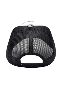 Sort mesh trucker cap med struktureret form, justerbar snapback og metallisk detalje på bagsiden. Hvid frontpanel.
