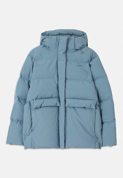 Svetlo modra puffasta jakna s kapuco, z zadrgo, dvema sprednjima žepoma in spodnjim šivom za izolacijo.