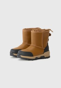 Bruna vinterstövlar med svarta sulor, med en kort skafthöjd och ett dragsnöre upptill, perfekta för kallt väder.