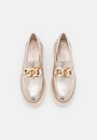 Metallic gold Loafer mit Kettenakzent, abgerundeter Spitze und dickem, strukturiertem Sohle. Glatte Lederoberfläche und subtile Steppdetails.