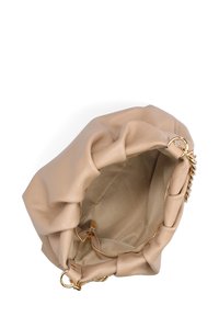 Borsa a secchiello in pelle beige morbida con tracolla in catena dorata, parte superiore aperta che mostra l'interno in tessuto beige chiaro e una tasca interna con zip.
