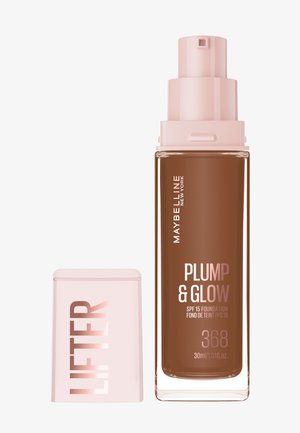 Maybelline Plump & Glow-foundation i en gennemsigtig glasflaske med brun væske, med en pink pumpe og låg med "LIFTER"-etiket.