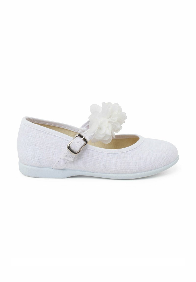 Scarpa Mary Jane in tessuto bianco con punta arrotondata, cinturino regolabile, fibbia argentata e accentuazione floreale bianca sul cinturino. Design con suola piatta.
