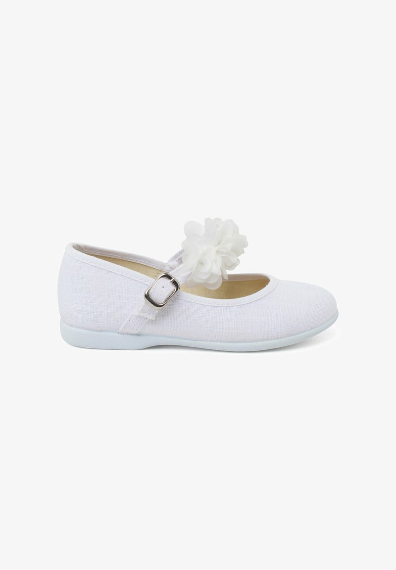Scarpa Mary Jane in tessuto bianco con punta arrotondata, cinturino regolabile, fibbia argentata e accentuazione floreale bianca sul cinturino. Design con suola piatta.