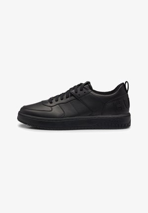 Czarne skórzane sneakersy z okrągłym noskiem, gumową podeszwą i płaskimi sznurowadłami. Posiadają teksturowaną cholewkę oraz tłoczone logo na pięcie.
