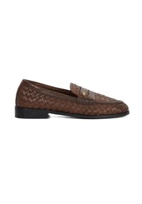 Bruine leren loafers met een gevlochten ontwerp, vlakke zwarte zool en een band met een klein logo-accent aan de voorkant.