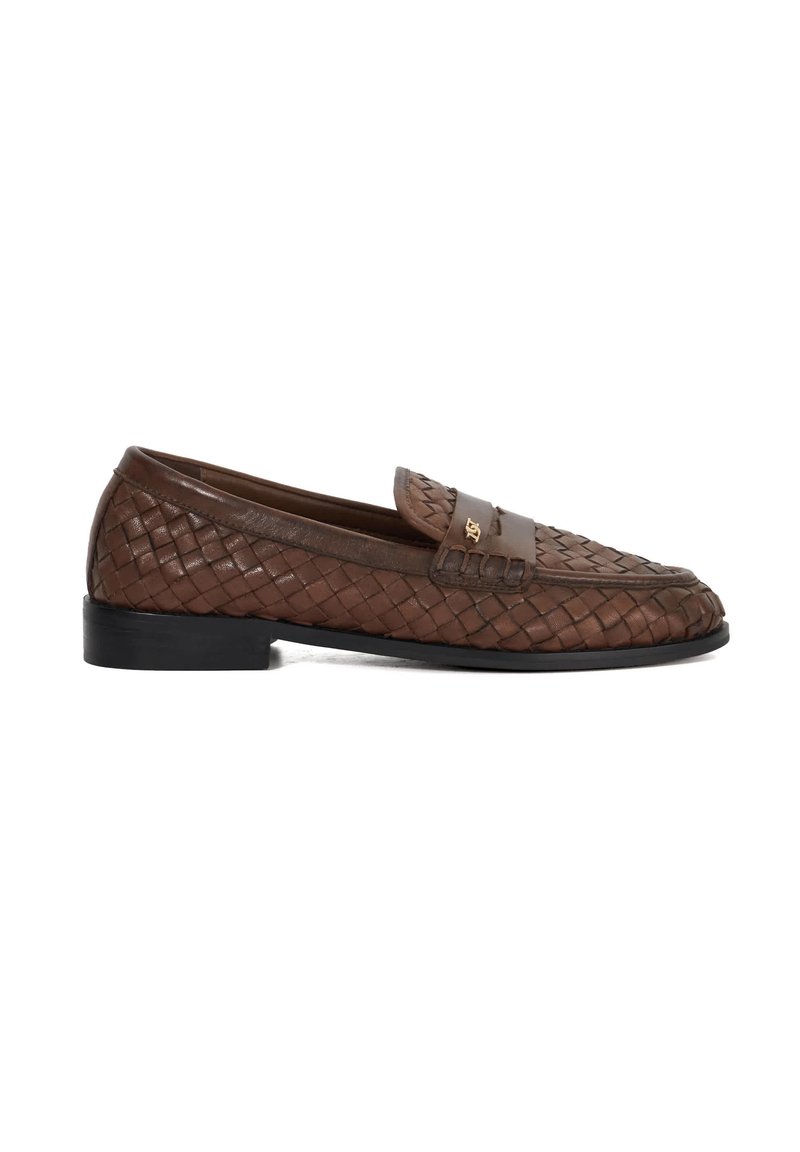 Bruine leren loafers met een gevlochten ontwerp, vlakke zwarte zool en een band met een klein logo-accent aan de voorkant.