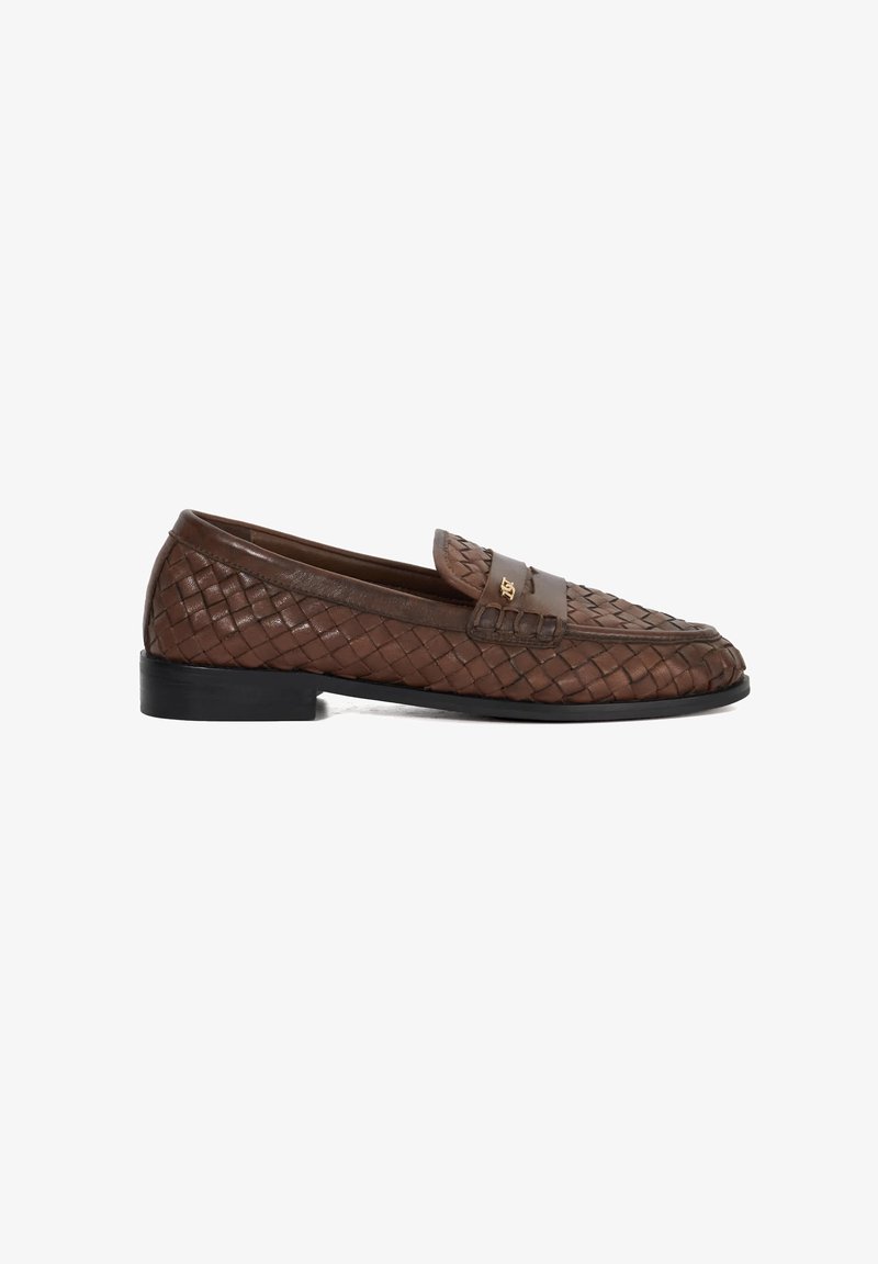 Bruine leren loafers met een gevlochten ontwerp, vlakke zwarte zool en een band met een klein logo-accent aan de voorkant.