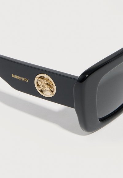 Μαύρο ορθογώνιο μπράτσο γυαλιών με χρυσό λογότυπο Burberry και κυκλικό έμβλημα που απεικονίζει έναν ιππότη πάνω σε άλογο.