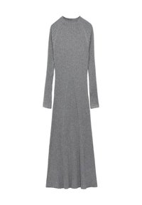 Robe tricotée grise avec des manches longues, texture côtelée, col rond et silhouette évasée descendant jusqu'à mi-mollet.