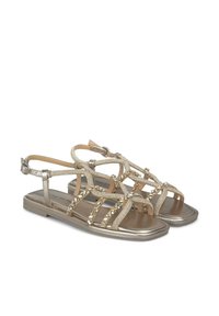 Sandalias metálicas doradas con tiras de cuentas y acentos decorativos. Suela plana, diseño de punta abierta y correa de tobillo ajustable para un calce seguro.