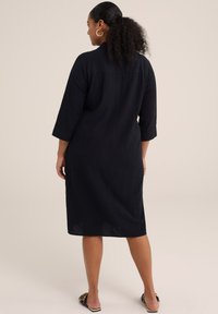 WE Fashion CURVE - Abito a camicia - schwarz