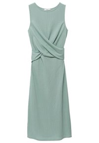 Robe sans manches vert clair avec un détail à l'avant torsadé, fabriquée dans un matériau doux, présente une coupe à mi-genoux et une texture lisse.
