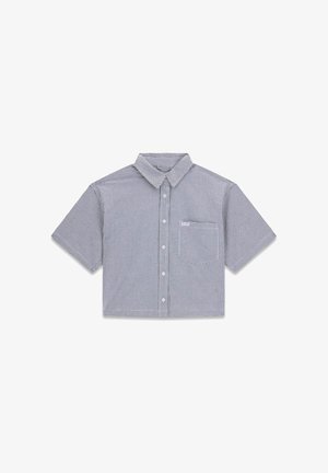 Chemise à manches courtes avec un petit motif à carreaux noir et blanc et une poche avant sur un fond blanc.